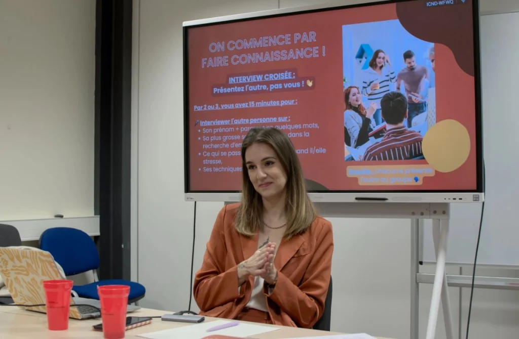 Estelle Venturini en intervention à la MLEJ, animation d'atelier avec diaporama.
