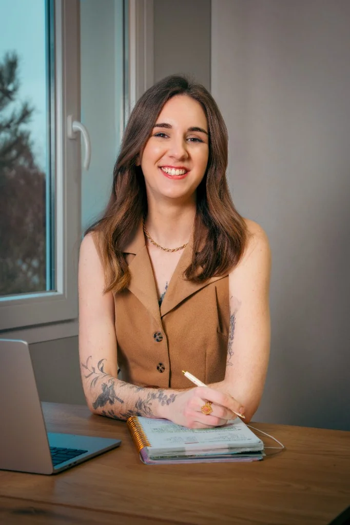 Portrait d'Estelle Venturini, thérapeute, souriante à son bureau